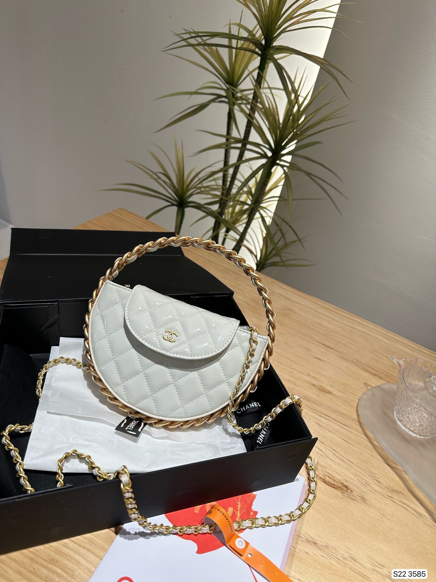White round bag 2025